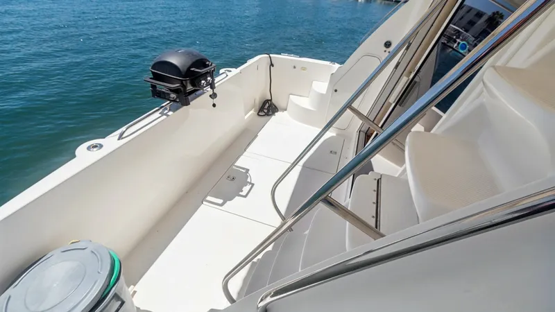 Slide: The Image of Starboard Side Deck with Grill The starboard side deck of the 2005 Meridian 540 Pilothouse features a sleek, spacious walkway with elegant stainless steel railings. Highlighted by a convenient built-in grill, this area is perfect for outdoor cooking while enjoying scenic views. The cle - 7721622