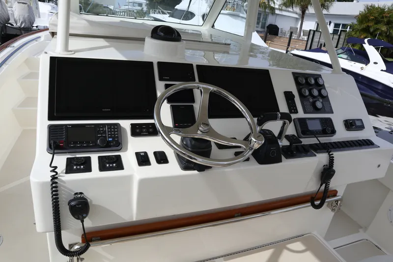 Slide: The Image of Marlow 37 - MI-DI - Helm Station 2018 Marlow 37 Prowler Havana 375 - MI-DI - 7724680