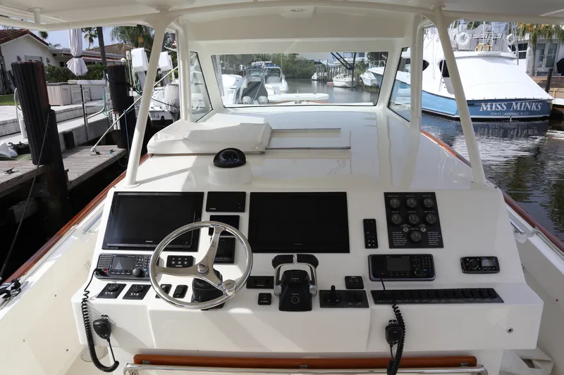 Slide: The Image of Marlow 37 - MI-DI - Helm Station 2018 Marlow 37 Prowler Havana 375 - MI-DI - 7724679