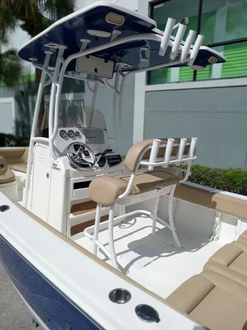 Slide: The Image of NauticStar 2102 Legacy 2019 - 7750581