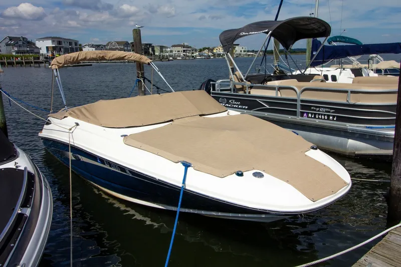 Slide: The Image of Sea Ray 220 Sundeck 2015 - 7747924