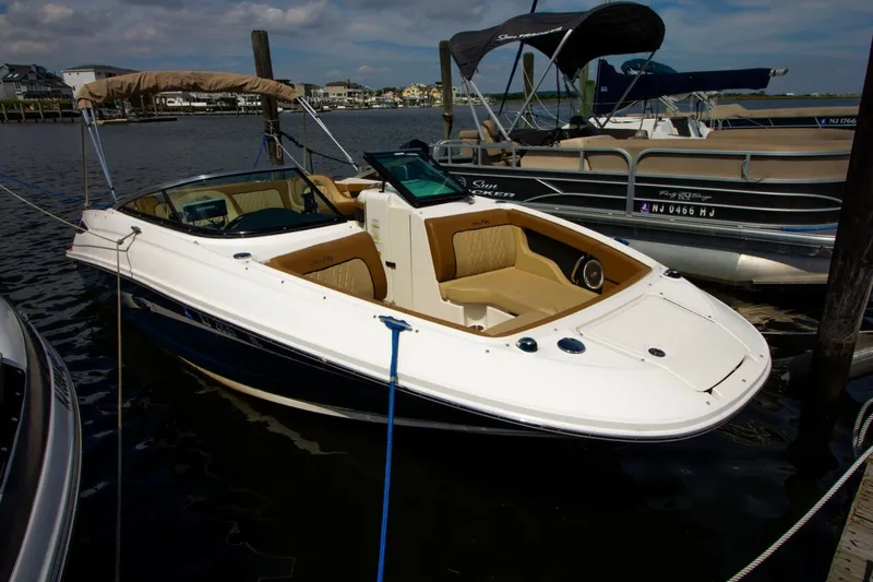 Slide: The Image of Sea Ray 220 Sundeck 2015 - 7747940