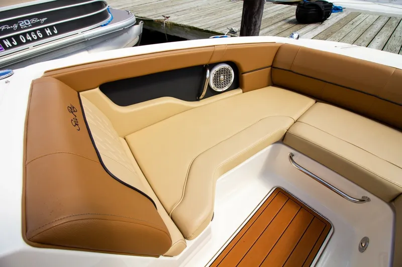 Slide: The Image of Sea Ray 220 Sundeck 2015 - 7748034