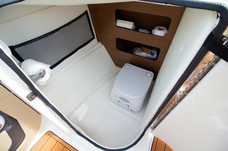 Slide: The Image of Sea Ray 220 Sundeck 2015 - 7748007