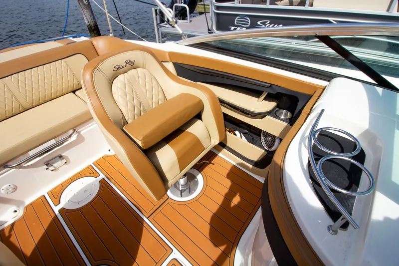 Slide: The Image of Sea Ray 220 Sundeck 2015 - 7748011
