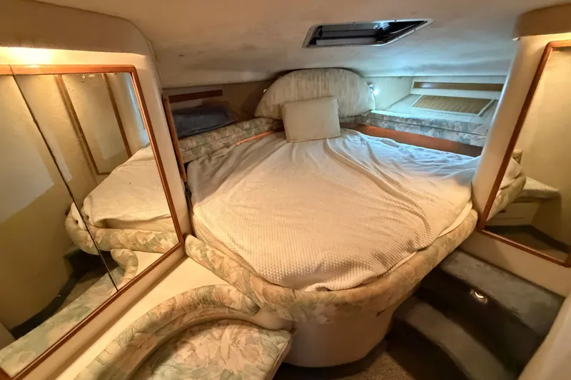 Slide: The Image of Sea Ray 400 Express Cruiser 1993 - 7748536