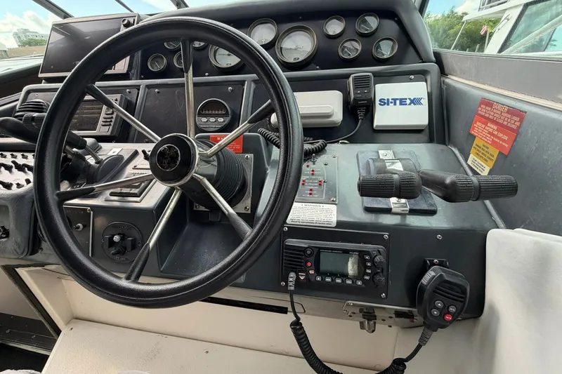 Slide: The Image of Sea Ray 400 Express Cruiser 1993 - 7748505