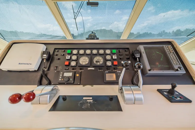 Slide: The Image of Hatteras 70 Cockpit Motor Yacht 1988 - 7748813