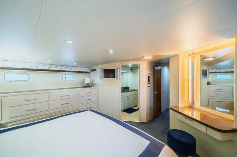 Slide: The Image of Hatteras 70 Cockpit Motor Yacht 1988 - 7748858