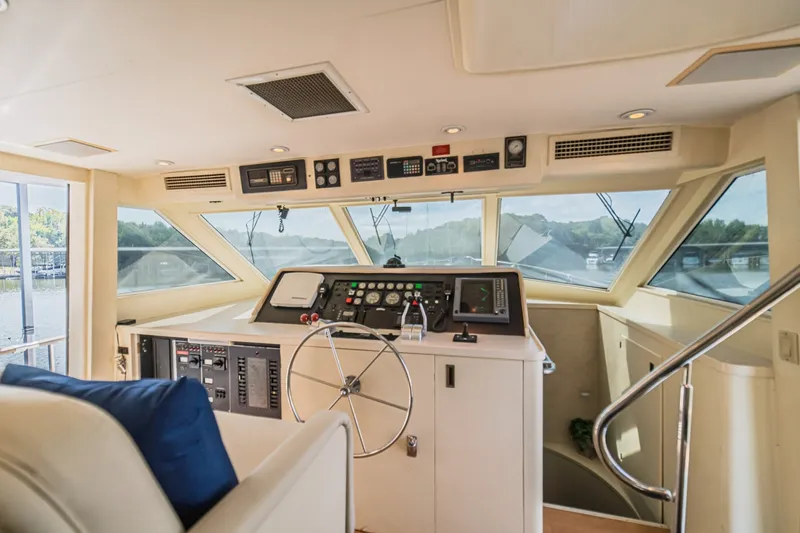 Slide: The Image of Hatteras 70 Cockpit Motor Yacht 1988 - 7748801