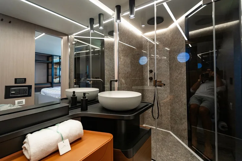 Slide: The Image of Azimut 70 2024 - 7750703