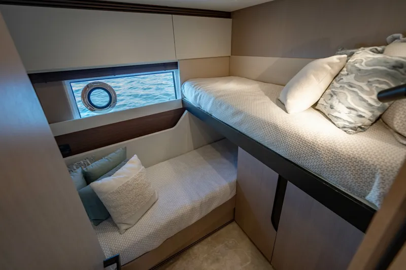 Slide: The Image of Azimut 70 2024 - 7750705