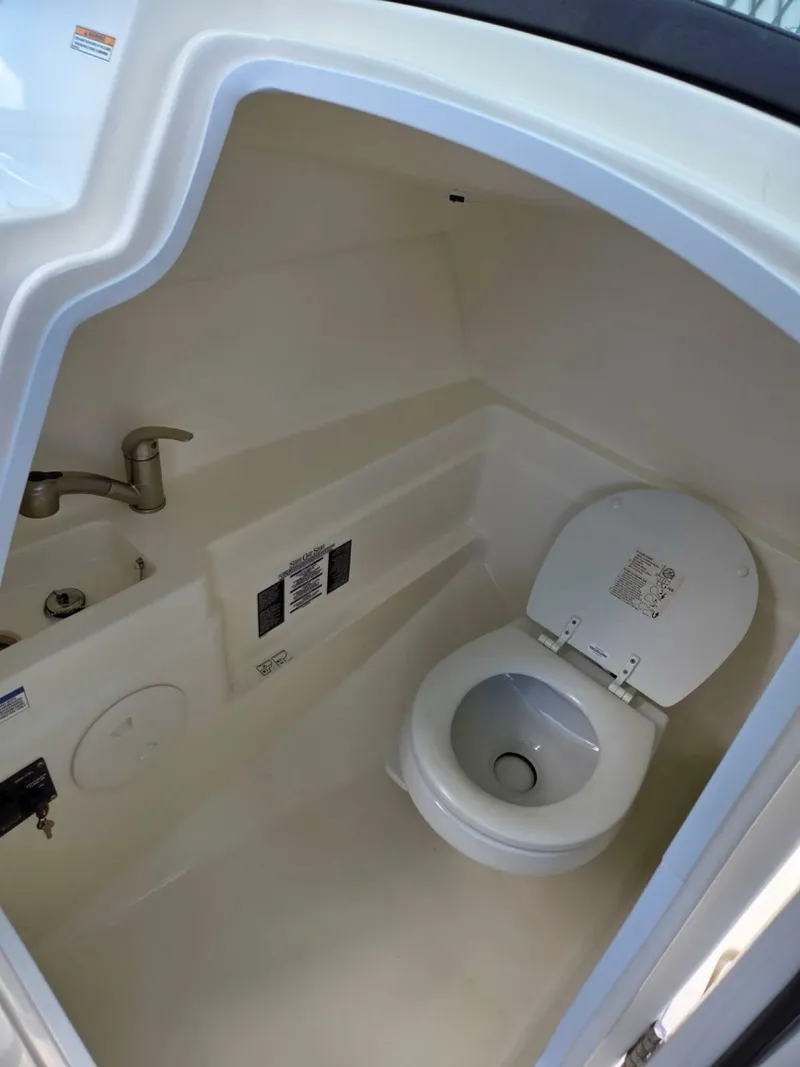 Slide: The Image of Boston Whaler 23 2020 - 7820640