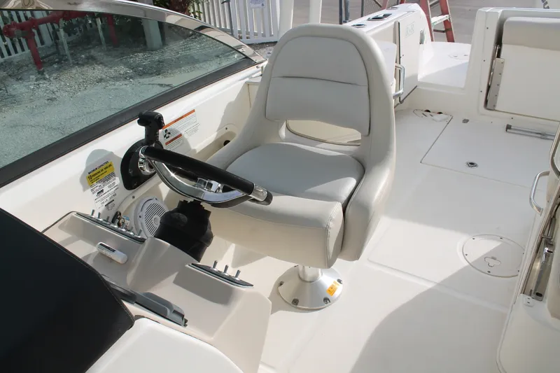 Slide: The Image of Boston Whaler 23 2020 - 7764569