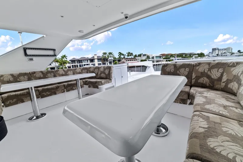 Slide: The Image of Flybridge Dining To Port - 8052000