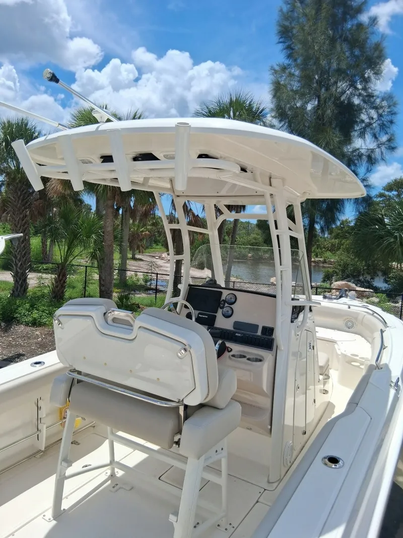 Slide: The Image of Boston Whaler 23 2022 - 7764706
