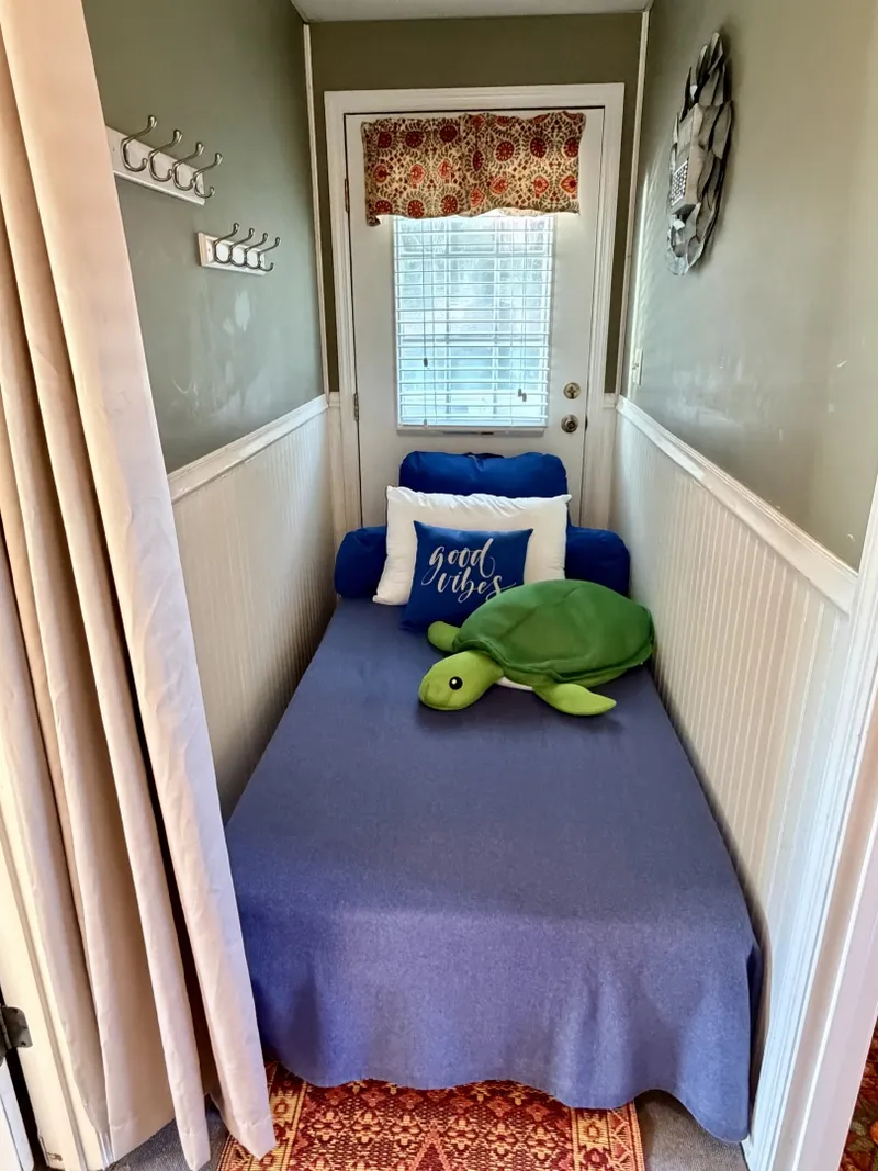Slide: The Image of Custom 20 x 33 Floating Cabin - Approx 613sqft 1994 - 7766330