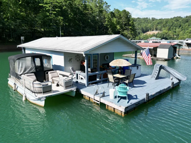 Slide: The Image of Custom 20 x 33 Floating Cabin - Approx 613sqft 1994 - 7766403