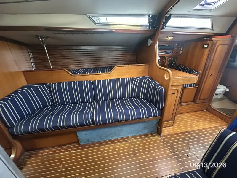 Slide: The Image of 42' Beneteau salon starboard - 7767041