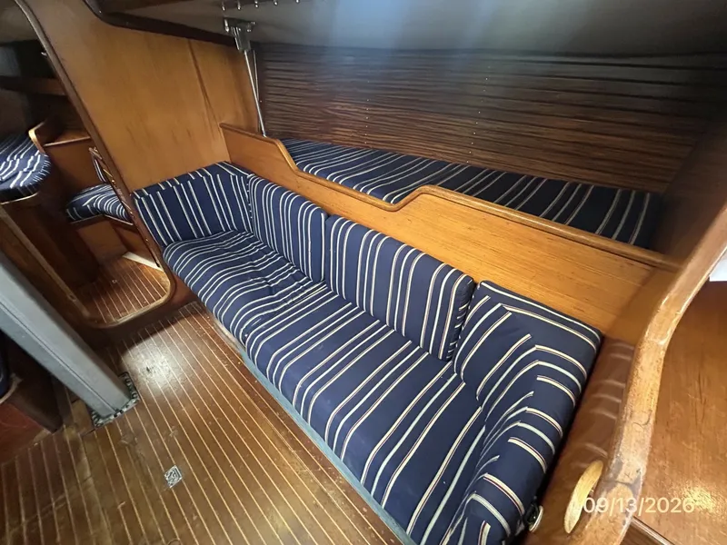 Slide: The Image of 42' Beneteau salon starboard seating2 - 7767043