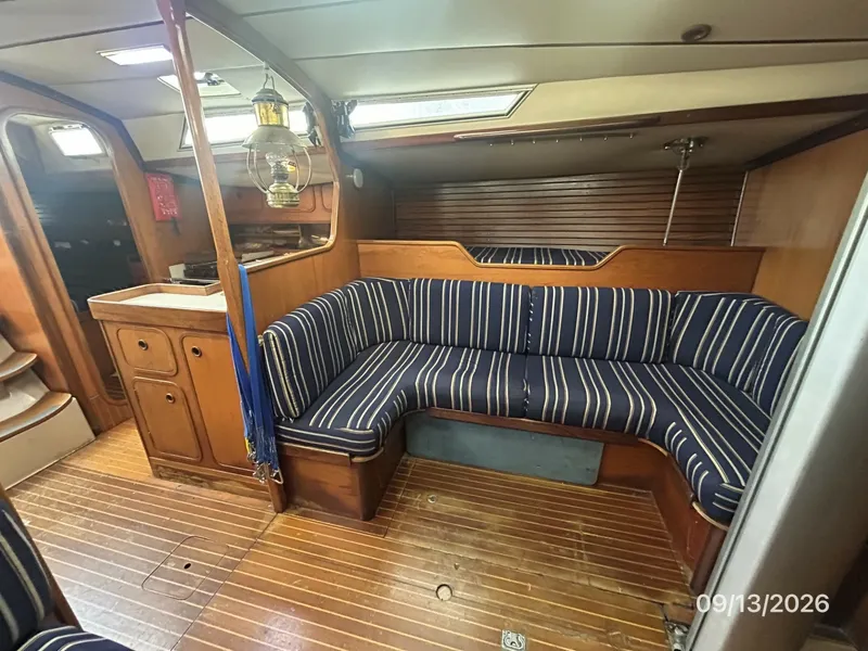 Slide: The Image of 42' Beneteau salon port - 7767039