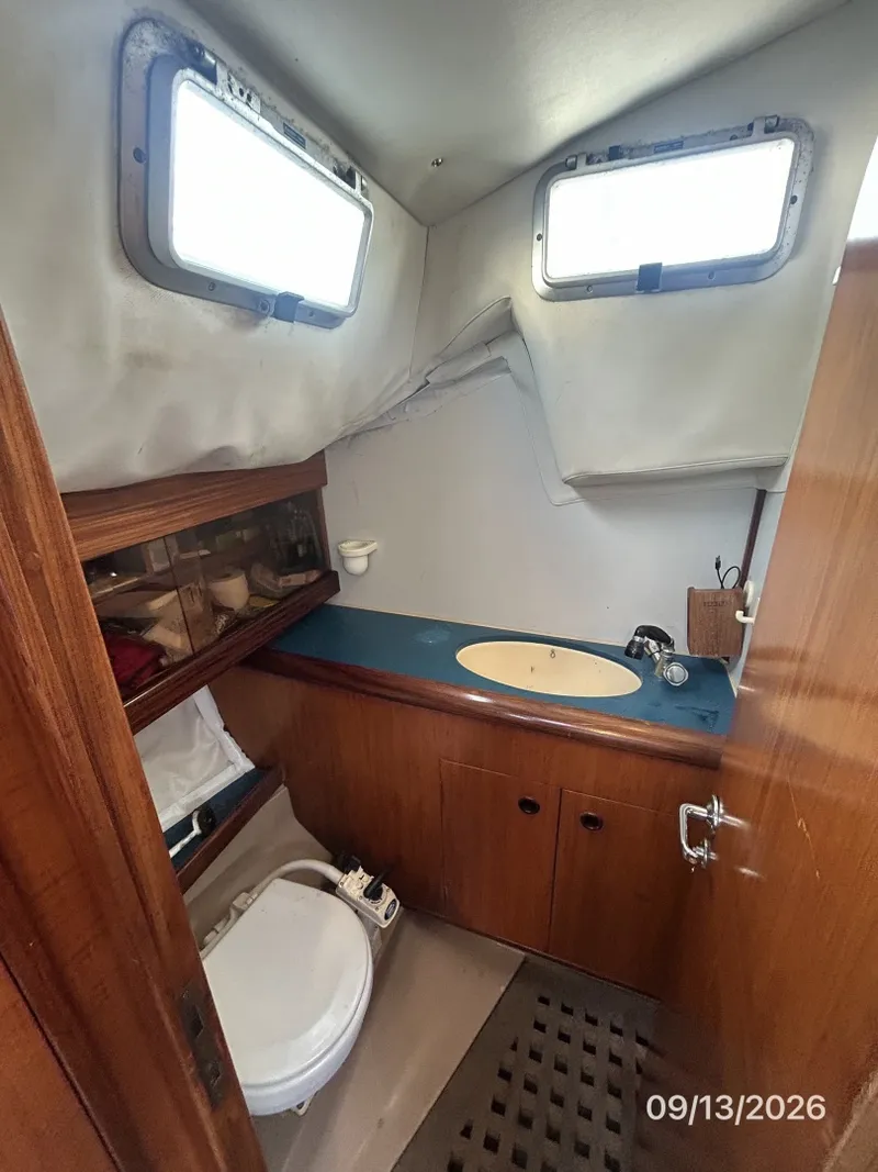 Slide: The Image of 42' Beneteau aft stateroom head - 7767000