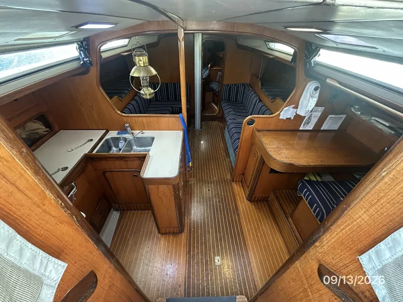 Slide: The Image of 42' Beneteau salon forward - 7767038