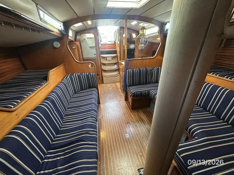 Slide: The Image of 42' Beneteau salon aft - 7767037