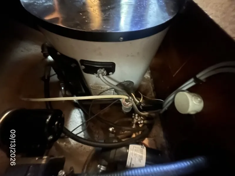 Slide: The Image of 42' Beneteau water heater - 7767051