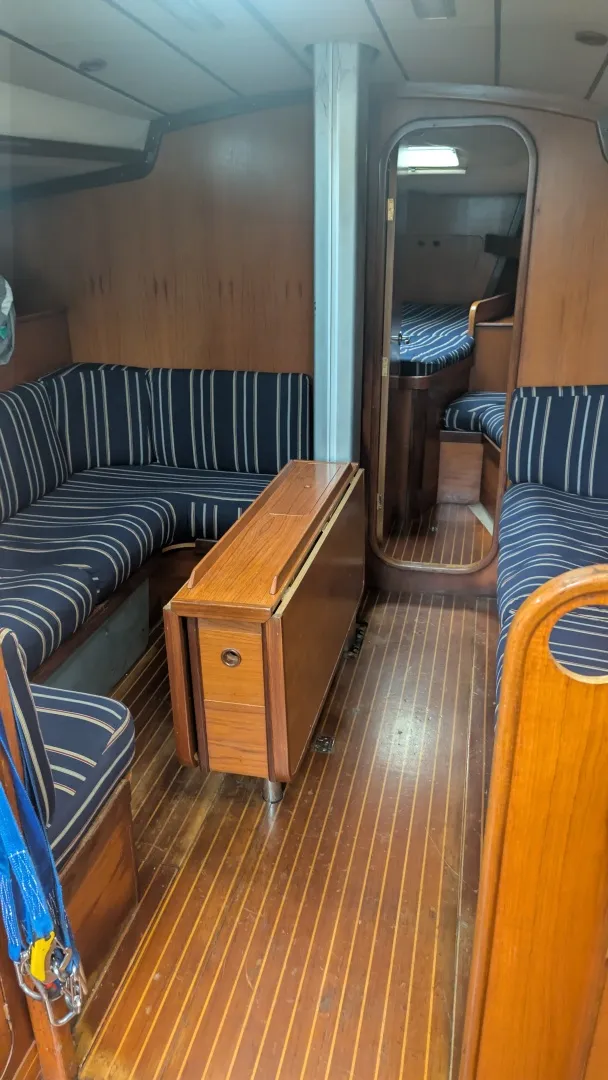 Slide: The Image of 42' Beneteau salon table - 7831284