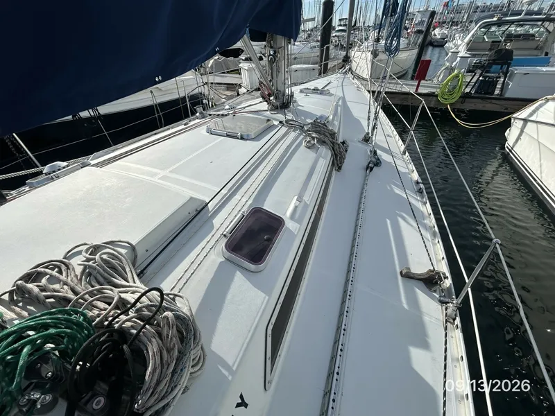 Slide: The Image of 42' Beneteau foredeck4 - 7767021