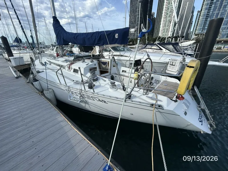 Slide: The Image of 42' Beneteau port aft profile - 7767030