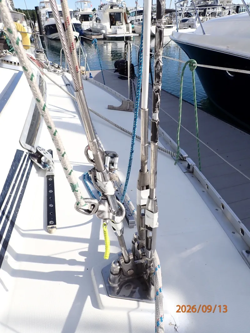 Slide: The Image of 42' Beneteau standing rigging1 - 7767044