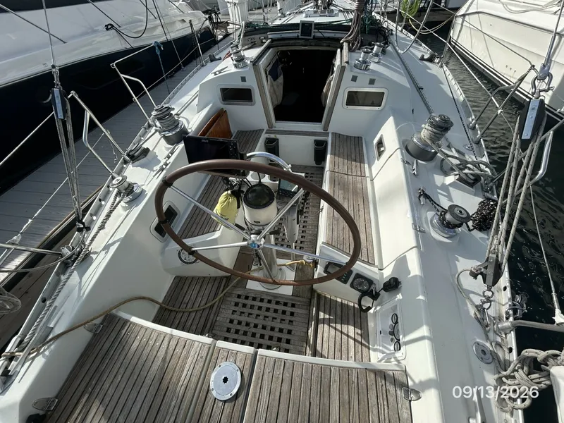 Slide: The Image of 42' Beneteau cockpit forward - 7767011