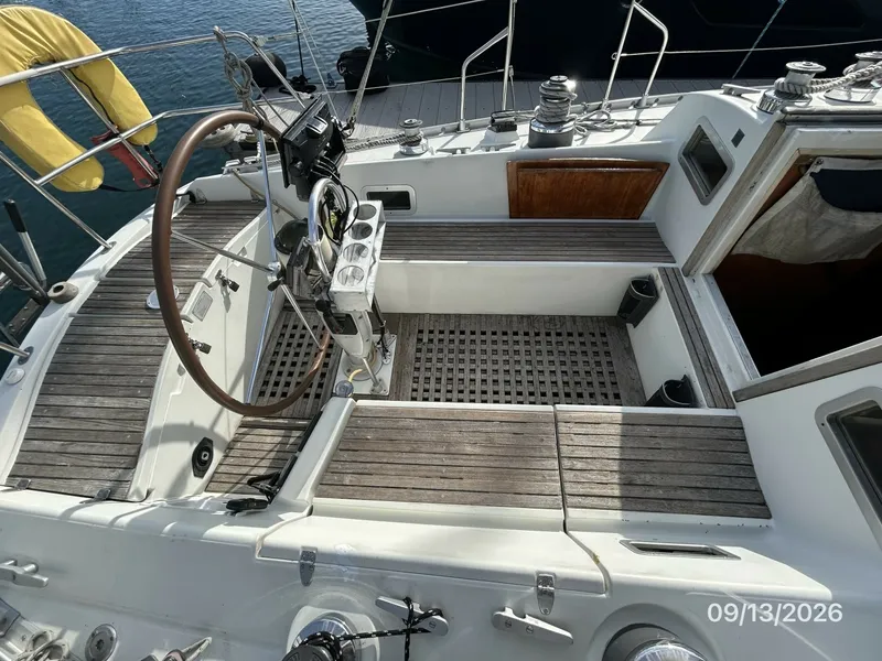 Slide: The Image of 42' Beneteau cockpit port - 7767015