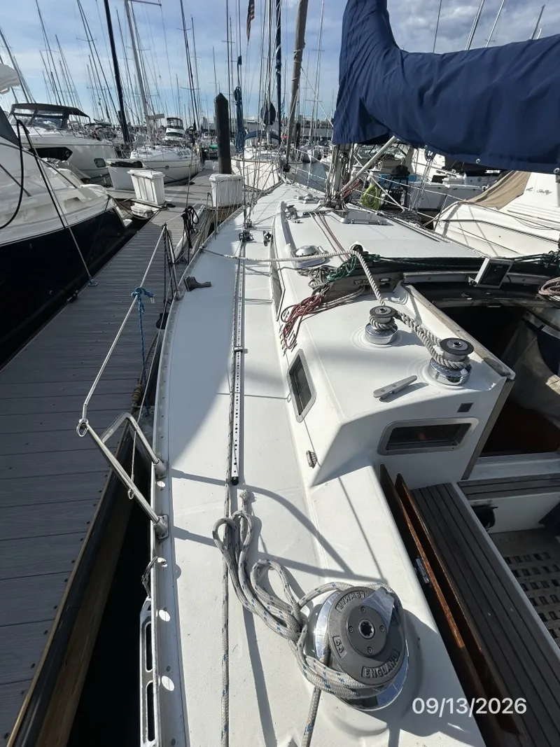 Slide: The Image of 42' Beneteau port side deck - 7767035