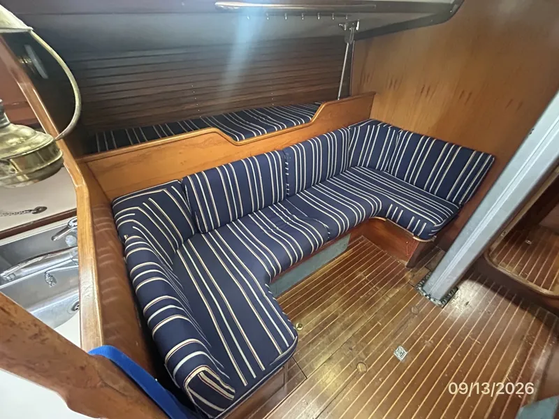 Slide: The Image of 42' Beneteau salon port seating - 7767040