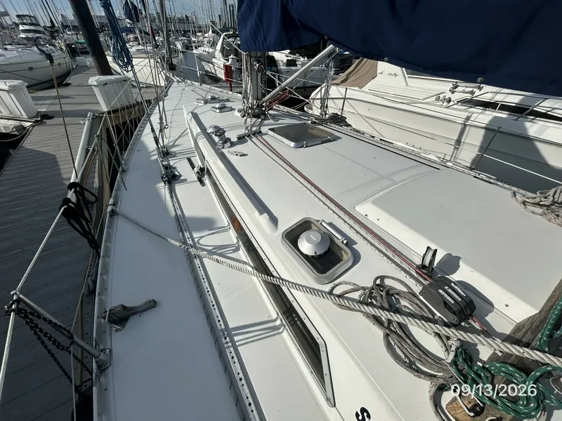 Slide: The Image of 42' Beneteau foredeck3 - 7767019