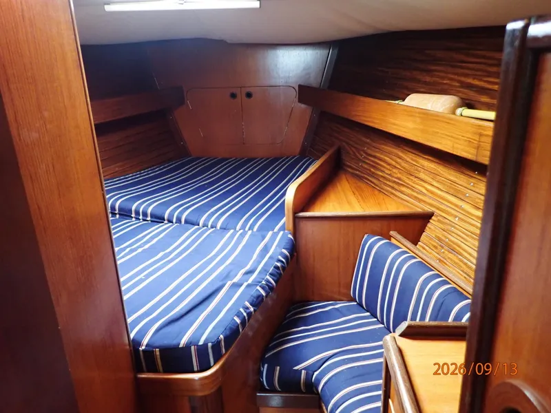 Slide: The Image of 42' Beneteau forward stateroom - 7767022