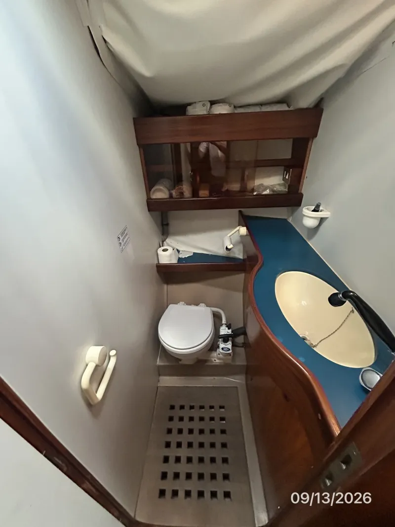 Slide: The Image of 42' Beneteau forward stateroom head - 7767023