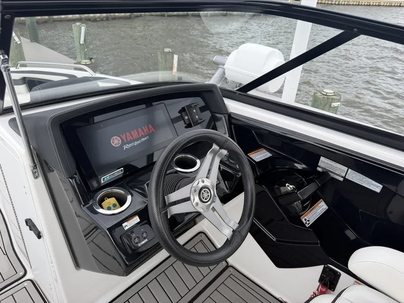 Slide: The Image of Yamaha 242 Limited S E-Series 2020 - 7816656