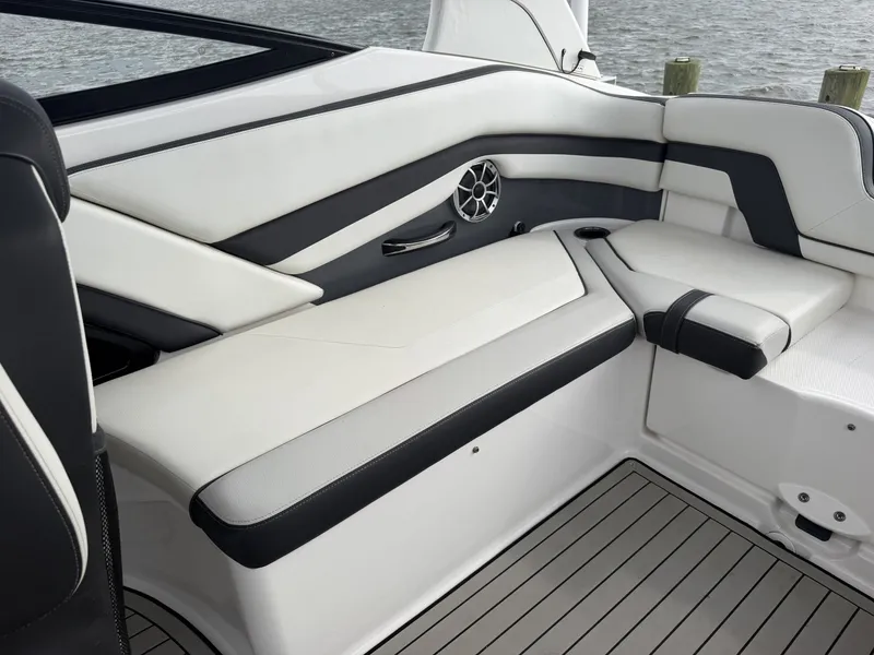 Slide: The Image of Yamaha 242 Limited S E-Series 2020 - 7816626