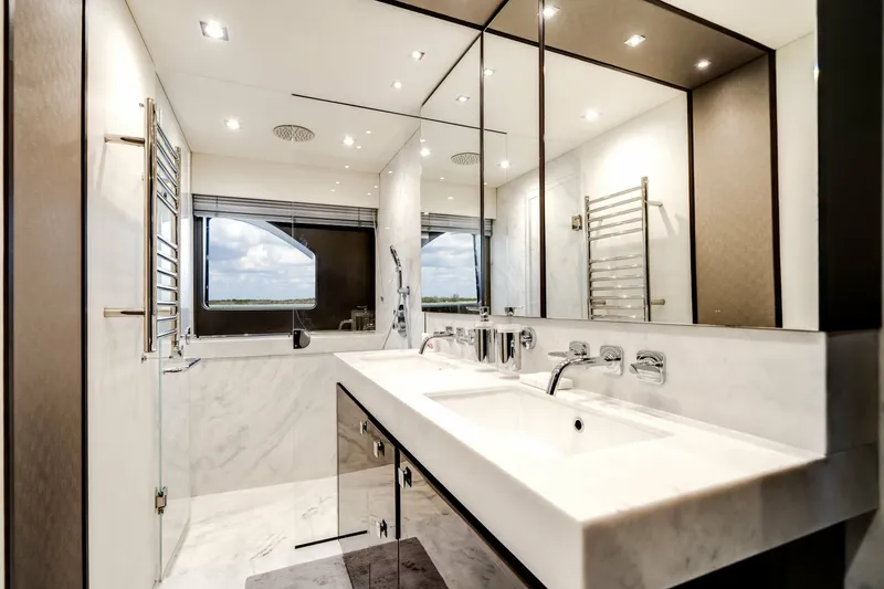 Slide: The Image of Sunseeker 76 Flybridge 2019 - 7927164
