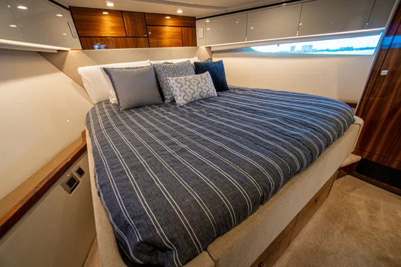 Slide: The Image of Riviera 6800 Sport Yacht Platinum Edition 2025 - 7818311