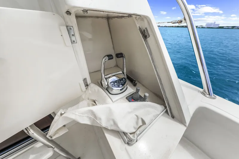 Slide: The Image of Hampton 558 Pilothouse 2005 - 7817980