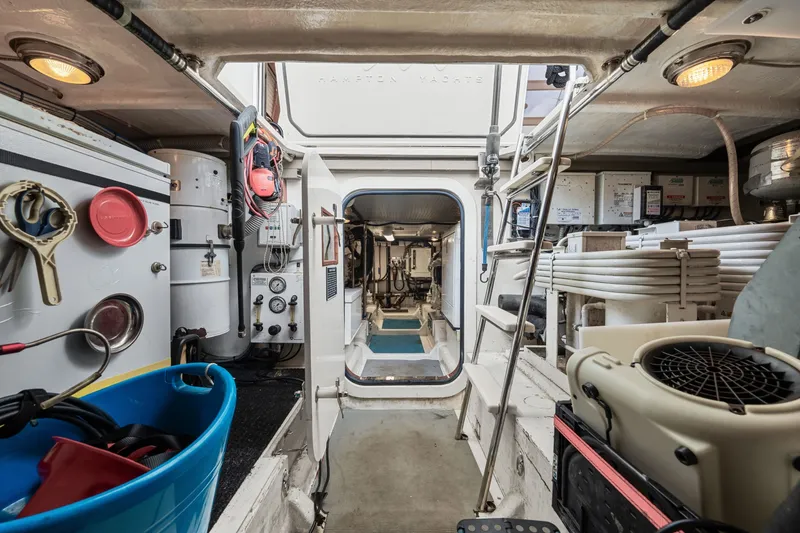 Slide: The Image of Hampton 558 Pilothouse 2005 - 7818068