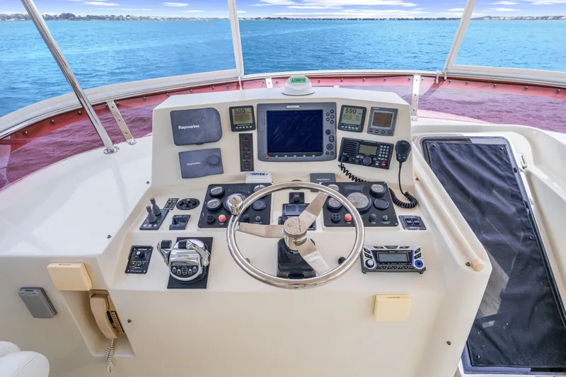 Slide: The Image of Hampton 558 Pilothouse 2005 - 7818018