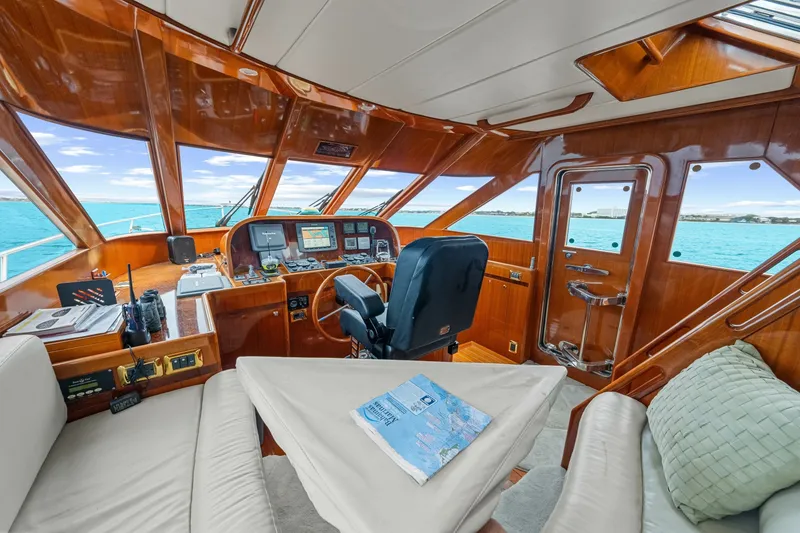 Slide: The Image of Hampton 558 Pilothouse 2005 - 7818033