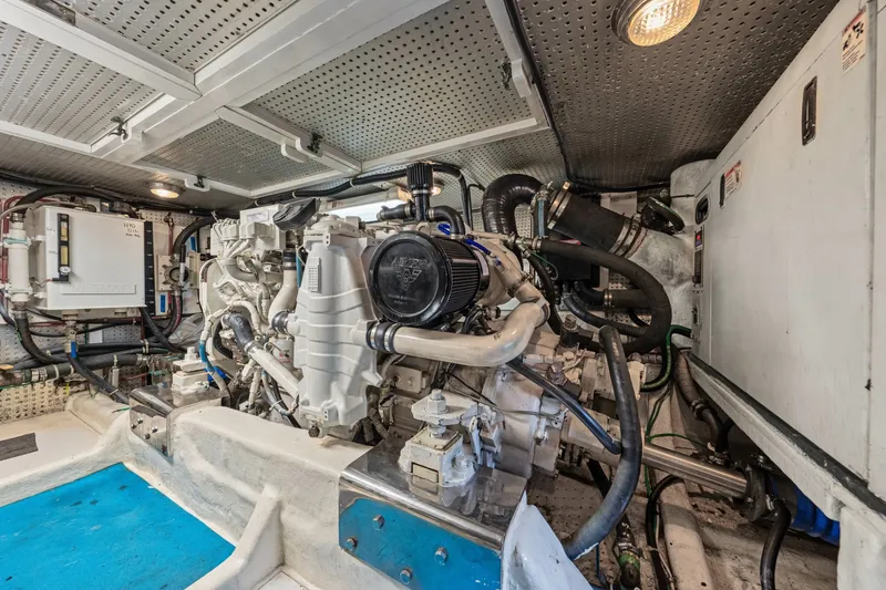 Slide: The Image of Hampton 558 Pilothouse 2005 - 7818072