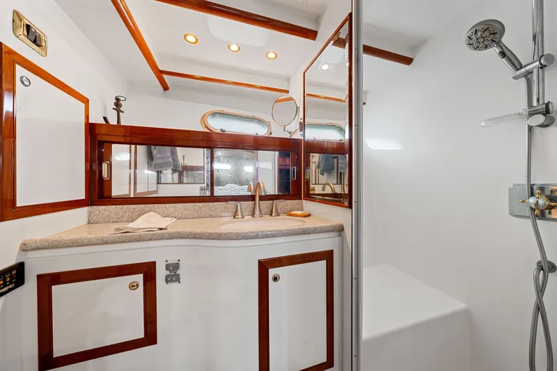 Slide: The Image of Hampton 558 Pilothouse 2005 - 7818053